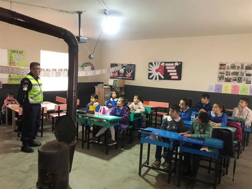 Develi İlçe Jandarma Komutanlığı Trafik Timlerimiz Çataloluk Mahallesi'nde İlköğretim Okulu Öğrencilerine Temel Trafik Kuralları Eğitim Semineri Verdi